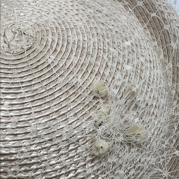 Elegant Cream Fascinator with Bow and Netting - Picture 3 of 12